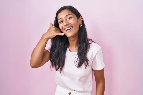 Junge Hispanische Frau Die Über Rosa Hintergrund Lächelnd Steht Und — Stockfoto