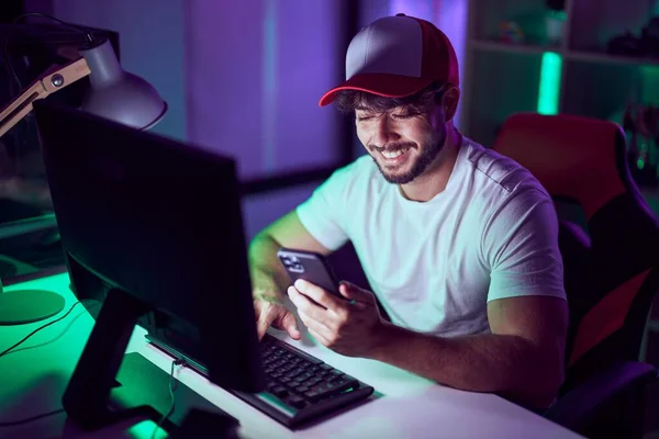 Junger Hispanischer Mann Streamt Mit Computer Und Smarpthone Spielzimmer — Stockfoto
