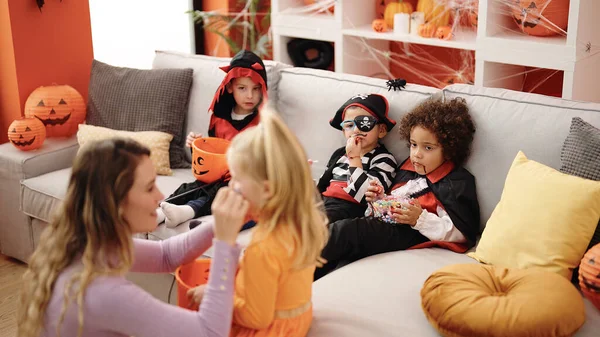 Donna Gruppo Bambini Che Indossano Costume Applicando Trucco Halloween Classe — Foto Stock