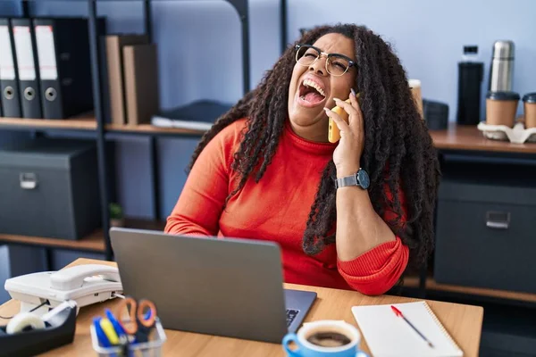 Africano Americano Mulher Trabalhador Negócios Usando Laptop Falando Smartphone Escritório — Fotografia de Stock