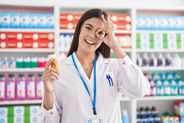 Mulher Hispânica Trabalhando Farmácia Farmácia Farmácia Segurando Pílulas Sorrindo Feliz — Fotografia de Stock