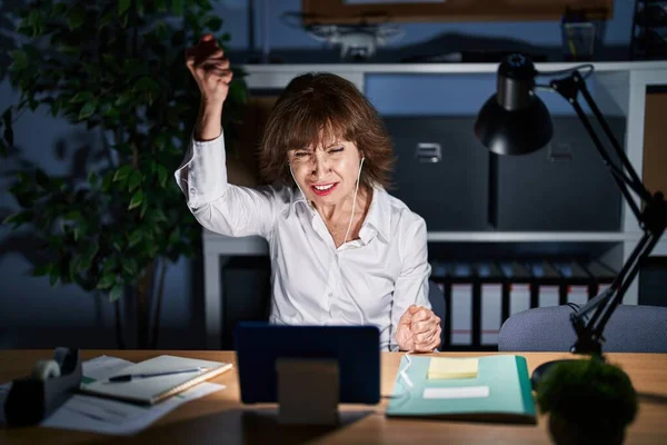 Frau Mittleren Alters Die Nachts Büro Arbeitet Wütend Und Wütend — Stockfoto