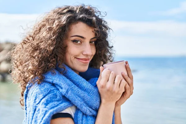 Joven Mujer Hispana Sonriendo Confiada Bebiendo Café Playa — Foto de Stock