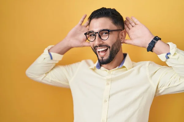 Hispanic Ung Man Bär Affärskläder Och Glasögon Ler Glatt Spela — Stockfoto