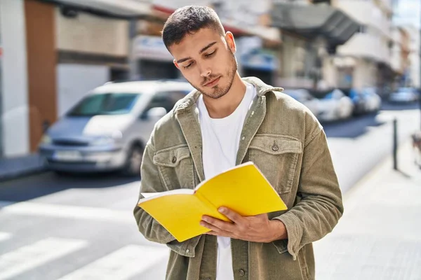 Junger Hispanischer Mann Liest Buch Das Auf Der Straße Steht — Stockfoto