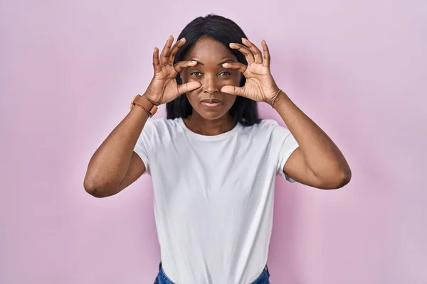 Afrikaanse Jonge Vrouw Dragen Casual Wit Shirt Proberen Ogen Openen — Stockfoto