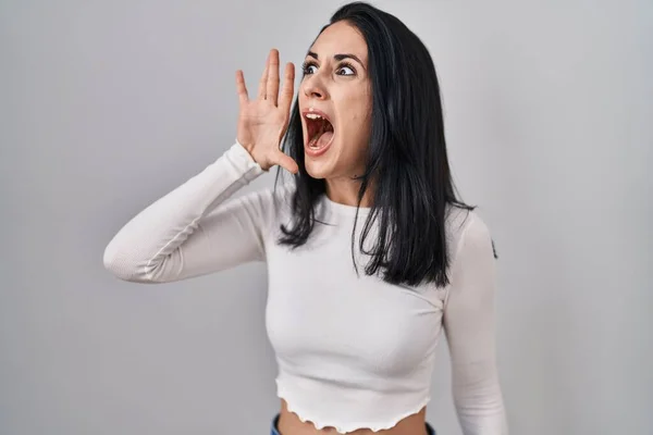 Hispanic Woman Standing Isolated Background Shouting Screaming Loud Side Hand — Stock Photo, Image