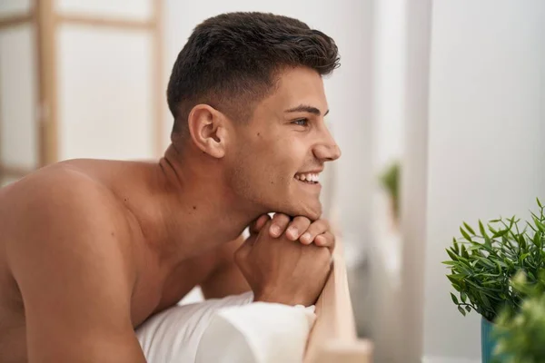 Junger Hispanischer Mann Lächelt Selbstbewusst Auf Bett Schlafzimmer Liegend — Stockfoto