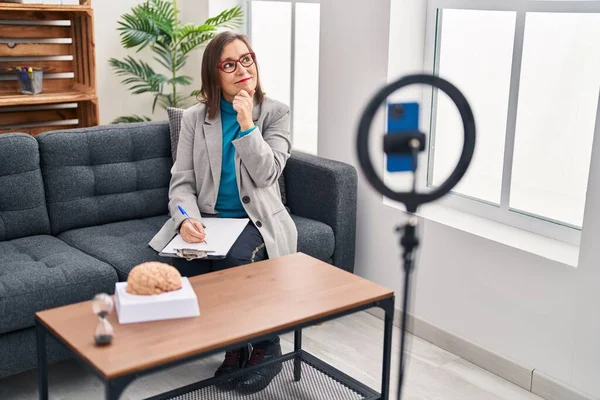 Middle Age Hispanic Woman Working Therapy Office Online Serious Face — Stock Photo, Image