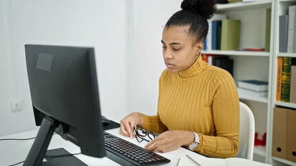 Jong Afrikaans Amerikaans Vrouw Student Met Behulp Van Computer Studeren — Stockfoto
