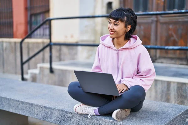 Young Woman Using Laptop Sitting Bench Street — Zdjęcie stockowe