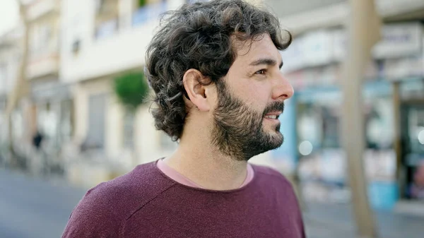 Νεαρός Ισπανός Που Κοιτάζει Στο Πλάι Σοβαρή Έκφραση Στο Δρόμο — Φωτογραφία Αρχείου