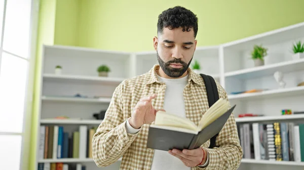 Mladý Hispánec Muž Student Čtení Knihy Knihovně Univerzity — Stock fotografie