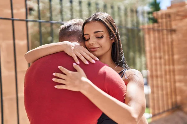 Homem Mulher Casal Sorrindo Confiante Abraçando Uns Aos Outros Rua — Fotografia de Stock