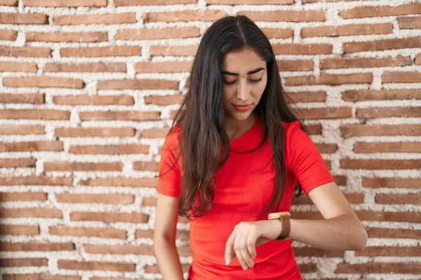 Junges Teenager Mädchen Steht Über Ziegelmauer Und Überprüft Die Uhrzeit — Stockfoto