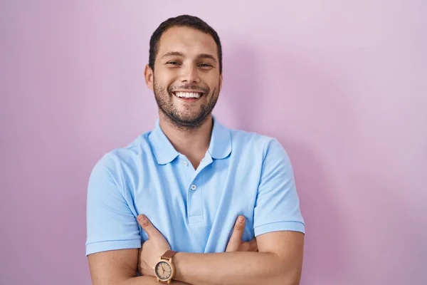 Homem Hispânico Sobre Fundo Rosa Feliz Rosto Sorrindo Com Braços — Fotografia de Stock