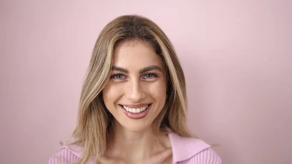Young Blonde Woman Smiling Confident Standing Isolated Pink Background — Stok fotoğraf