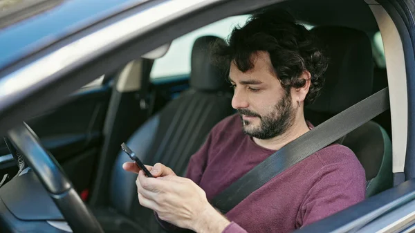 Young Hispanic Man Using Smartphone Sitting Car Street — Stock fotografie