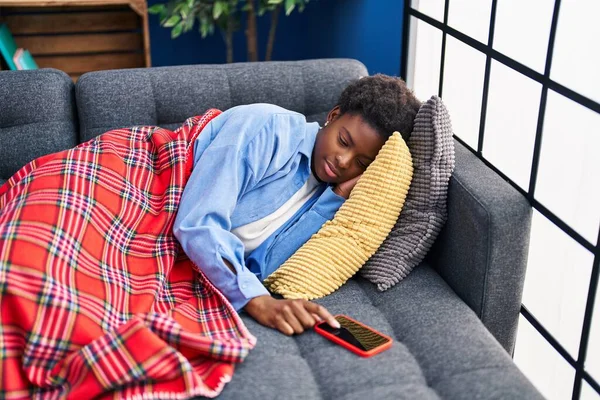 Femme Afro Américaine Couchée Sur Canapé Dormir Éteindre Alarme Smartphone — Photo