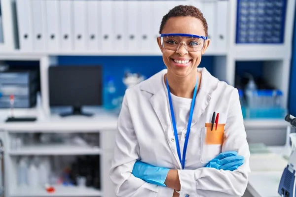 Afrikalı Amerikalı Bilim Kadını Gülümsüyor Kollarını Kavuşturup Laboratuvarda Oturuyor — Stok fotoğraf
