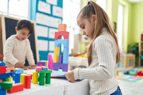 Liebenswerter Junge Und Mädchen Spielen Kindergarten Mit Bauklötzen Und Vokabelpuzzle — Stockfoto