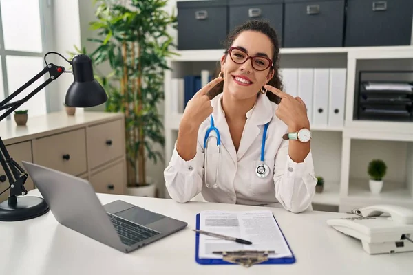 Jonge Spaanse Vrouw Doktersuniform Stethoscoop Glimlachend Vrolijk Tonen Wijzen Met — Stockfoto