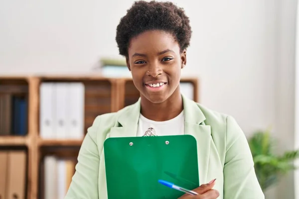 African American Woman Psychologist Holding Clipboard Psychology Center — Stock Photo, Image