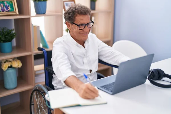 Orta Yaşlı Kendine Güvenen Bir Adam Tekerlekli Sandalyede Oturmuş Evde — Stok fotoğraf