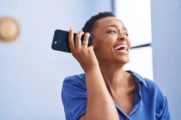 Mujer Afroamericana Escuchando Mensaje Voz Por Teléfono Inteligente Pie Casa — Foto de Stock