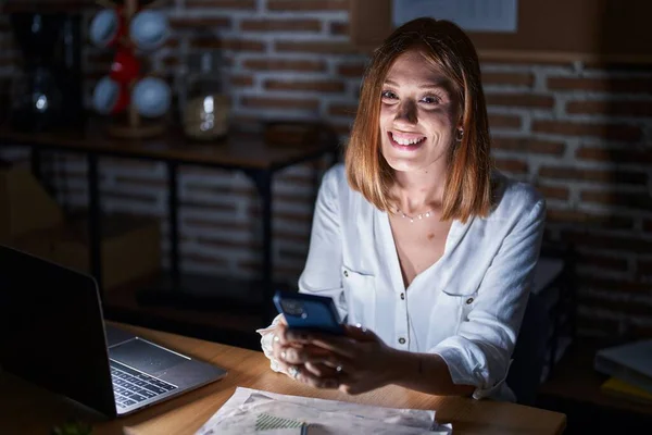 Молодая Рыжая Женщина Работающая Офисе Ночью Выглядит Позитивно Счастливо Стоя — стоковое фото