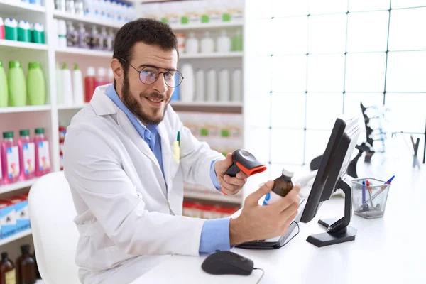 Jovem Homem Hispânico Farmacêutico Digitalizando Garrafa Medicação Farmácia — Fotografia de Stock