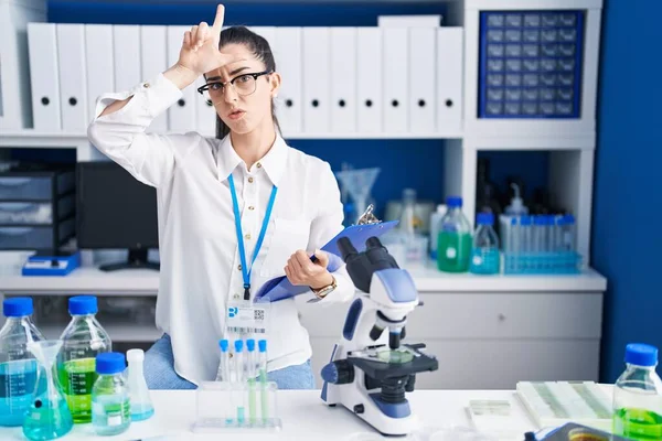 Genç Esmer Kadın Bilim Adamı Laboratuvarında Çalışıyor Alnında Parmakları Olan — Stok fotoğraf