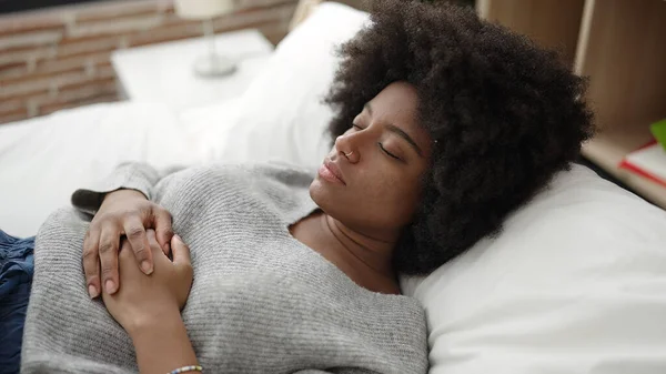 Afrikansk Amerikansk Kvinna Ligger Sängen Sover Sovrummet — Stockfoto
