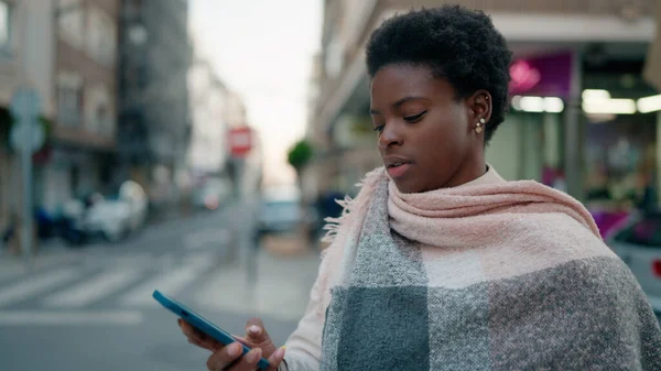 Mladý Africký Americký Žena Pomocí Smartphone Ulici — Stock fotografie