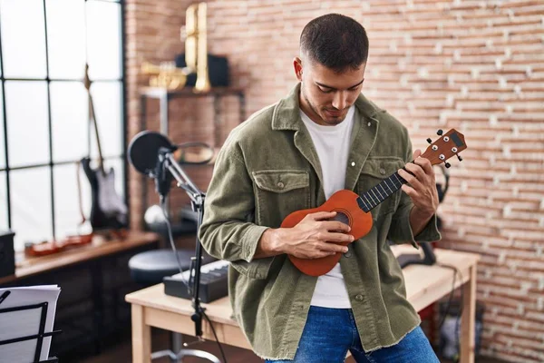 Ung Latinamerikansk Man Musiker Spelar Ukelele Musikstudio — Stockfoto