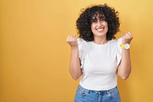 Young Middle East Woman Standing Yellow Background Celebrating Surprised Amazed — Stock Photo, Image