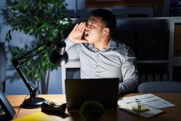 Młody Chińczyk Pracujący Nocy Przy Laptopie Krzyczący Wrzeszczący Głośno Ręką — Zdjęcie stockowe