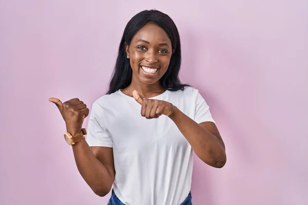 Jeune Femme Africaine Portant Shirt Blanc Décontracté Pointant Vers Dos — Photo