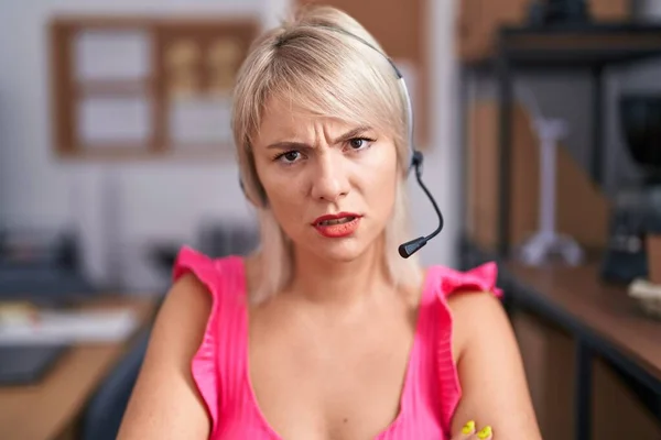 Młoda Kaukaska Kobieta Nosząca Słuchawki Agenta Call Center Sceptyczna Nerwowa — Zdjęcie stockowe