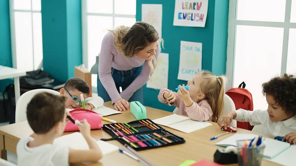 Woman Group Kids Drawing Notebook Sitting Table Classroom — Stock Photo, Image