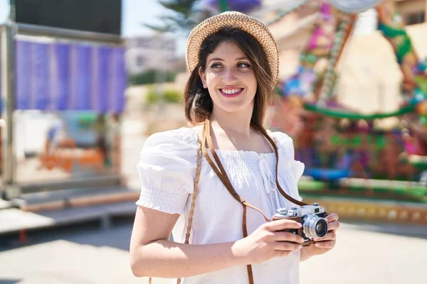 Young Hispanic Woman Tourist Smiling Confident Using Camera Street — Photo