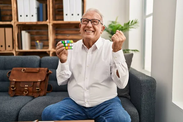 Senior Terapeut Šedivými Vlasy Hrát Barevné Puzzle Kostka Inteligence Hra — Stock fotografie