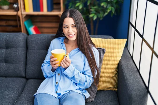 Ung Vacker Latinamerikansk Kvinna Dricker Kaffe Sittandes Soffan Hemma — Stockfoto
