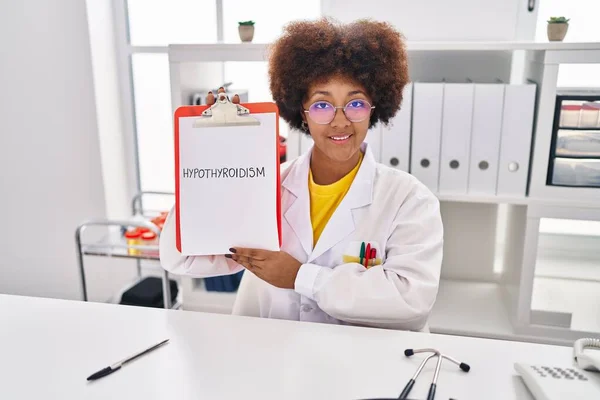 Mujer Afroamericana Vistiendo Uniforme Médico Sujetando Portapapeles Con Mensaje Hipotiroidismo —  Fotos de Stock