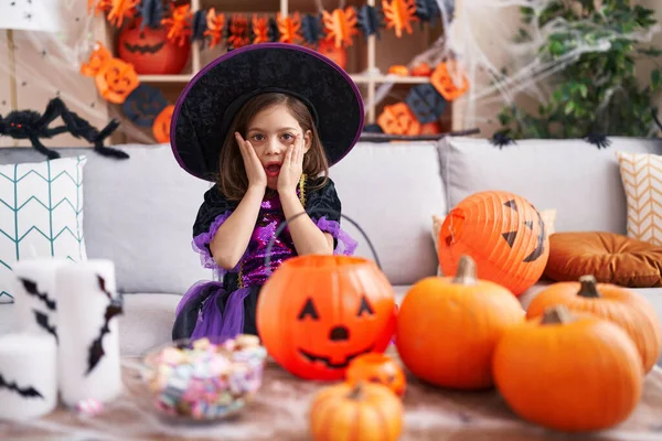 Schattige Latino Meisje Hebben Halloween Feest Met Verrassing Uitdrukking Thuis — Stockfoto
