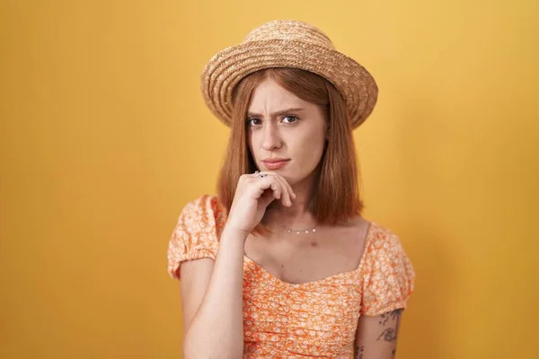 Mulher Ruiva Jovem Sobre Fundo Amarelo Usando Chapéu Verão Com — Fotografia de Stock