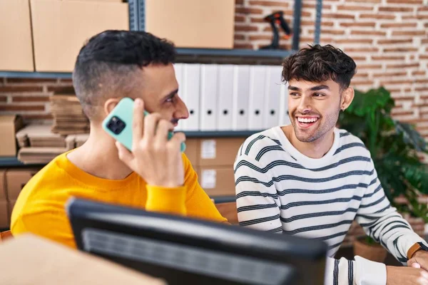 Two Man Ecommerce Business Workers Talking Smartphone Working Office — Foto Stock