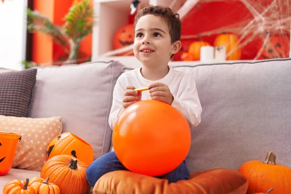 Roztomilý Hispánský Chlapec Halloween Party Drží Balón Doma — Stock fotografie