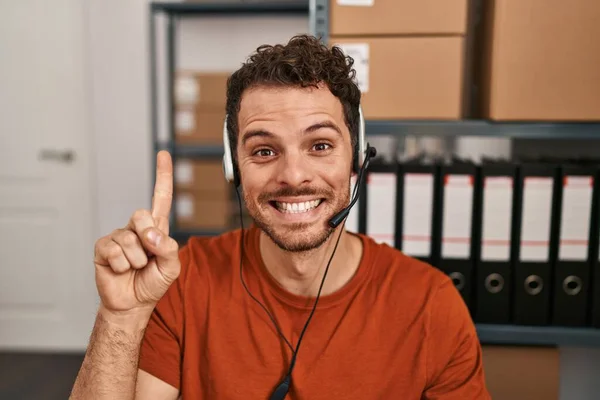 Joven Hombre Hispano Usando Auriculares Agente Centro Llamadas Sonriendo Con — Foto de Stock