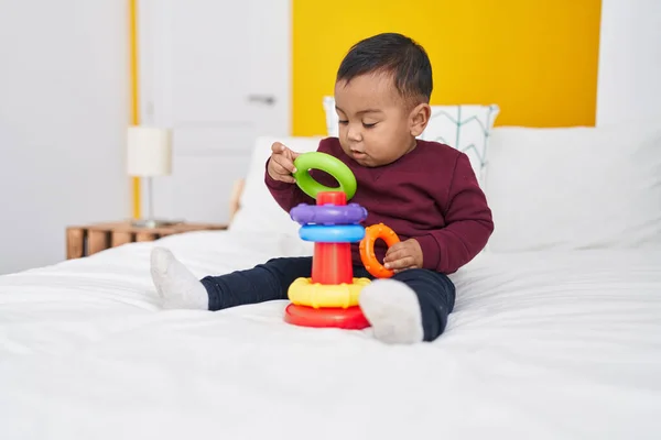 Bedårande Hispanic Pojke Leker Med Tunnband Spel Sitter Sängen Sovrummet — Stockfoto